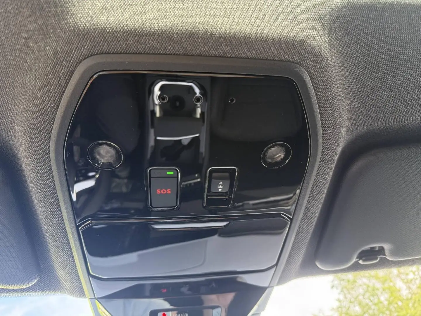 Vue en contre-plongée du plafonnier noir brillant avec bouton SOS rouge du Renault Austral gris Schiste satin.