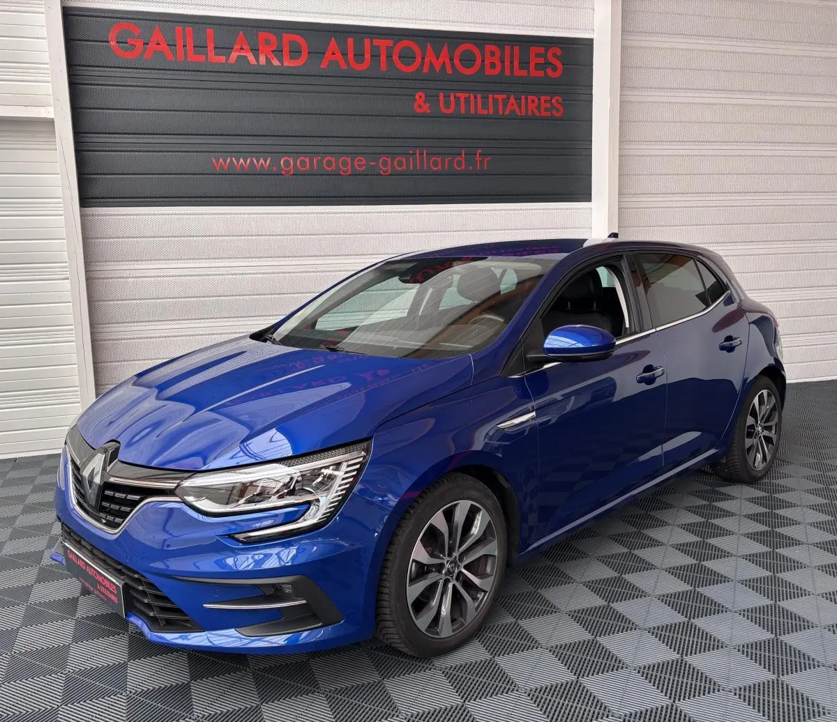Renault Mégane Techno Blue dCi 115 EDC bleu vue 3/4 avant droit avec phares LED et jantes alliage.