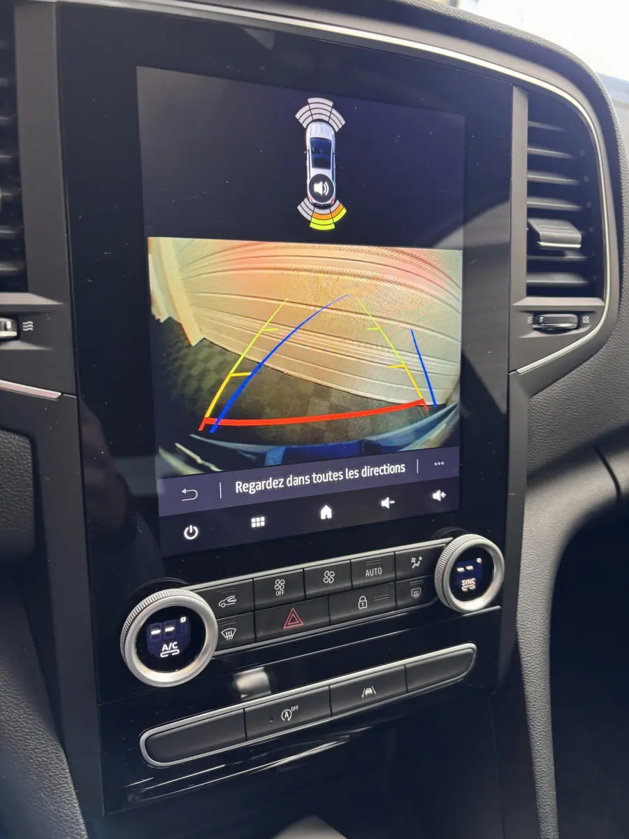 Vue rapprochée de l'écran tactile central de la Renault Mégane Techno Blue dCi 115 EDC 2023 affichant la caméra de recul.