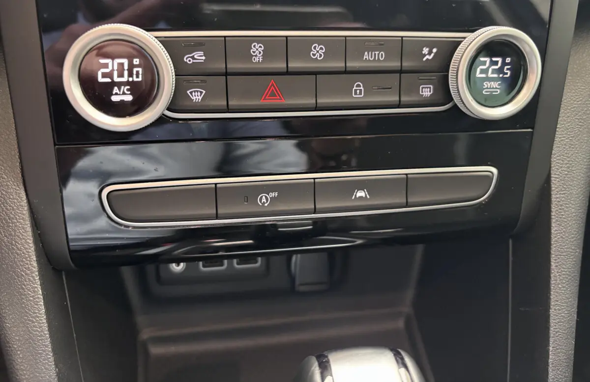 Détail du panneau de climatisation et commandes centrales de la Renault Mégane Techno Blue dCi 115 EDC 2023.