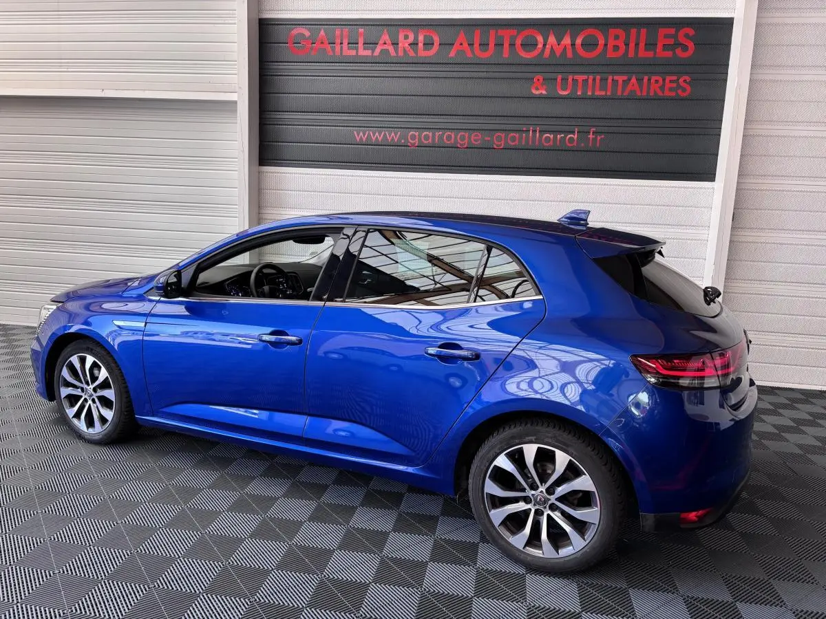 Renault Mégane Techno Blue dCi 115 vue de profil côté gauche, finition bleu brillant, jantes alliage distinctives.