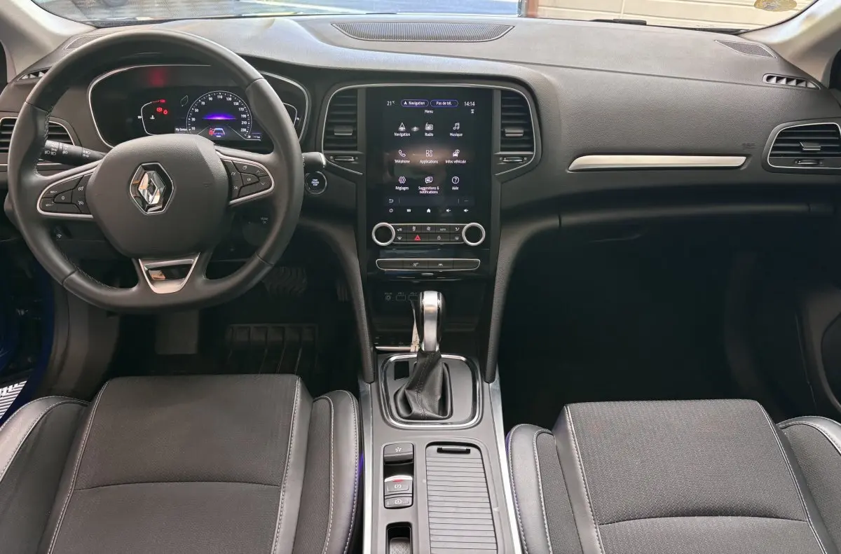 Intérieur noir de la Renault Mégane techno Blue dCi 115 EDC 2023, vue frontale sur le tableau de bord et écran tactile central.