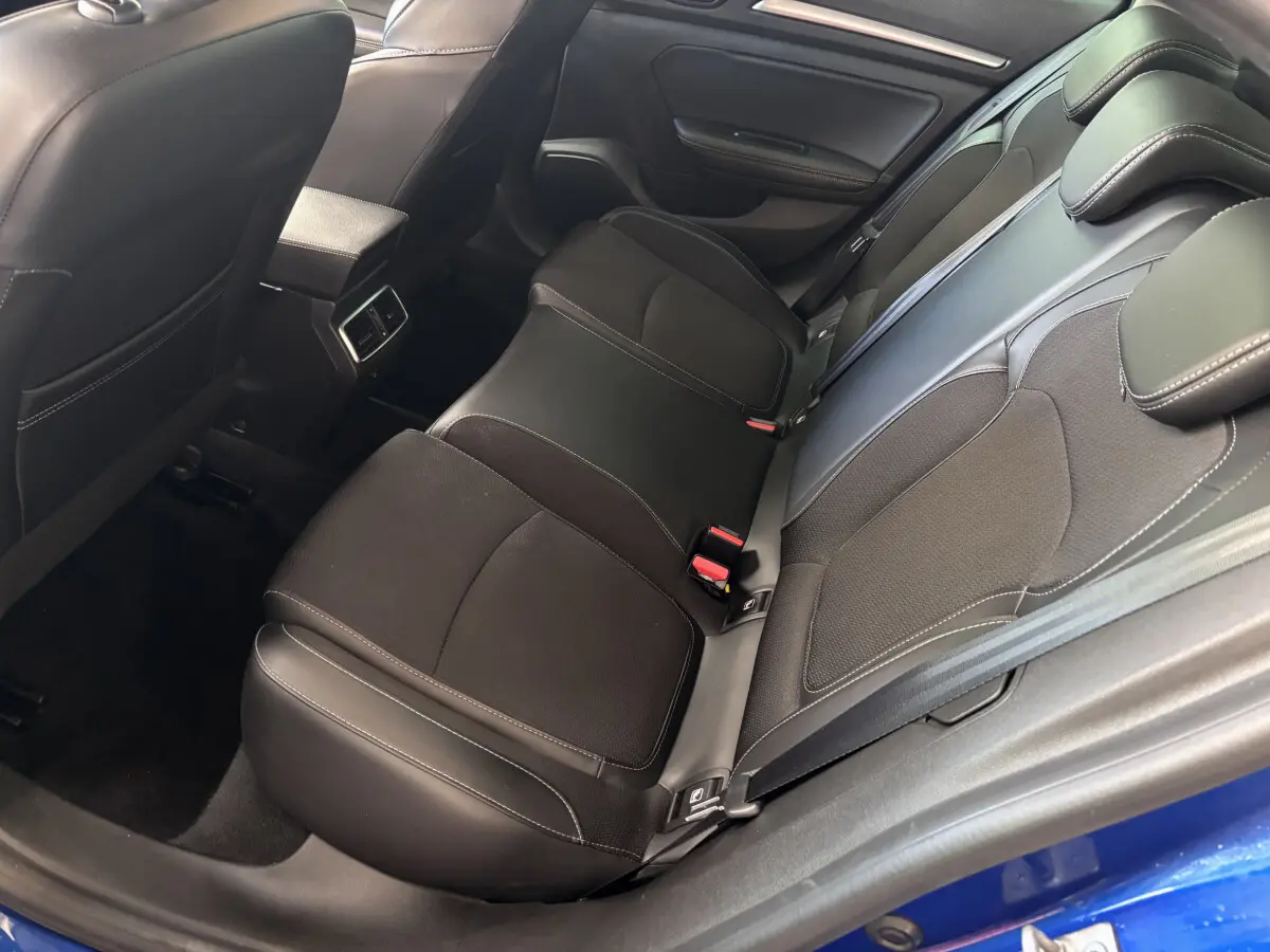 Vue côté droit de la banquette arrière noire en cuir et tissu dans la Renault Mégane Techno Blue dCi 115 EDC 2023 bleue.