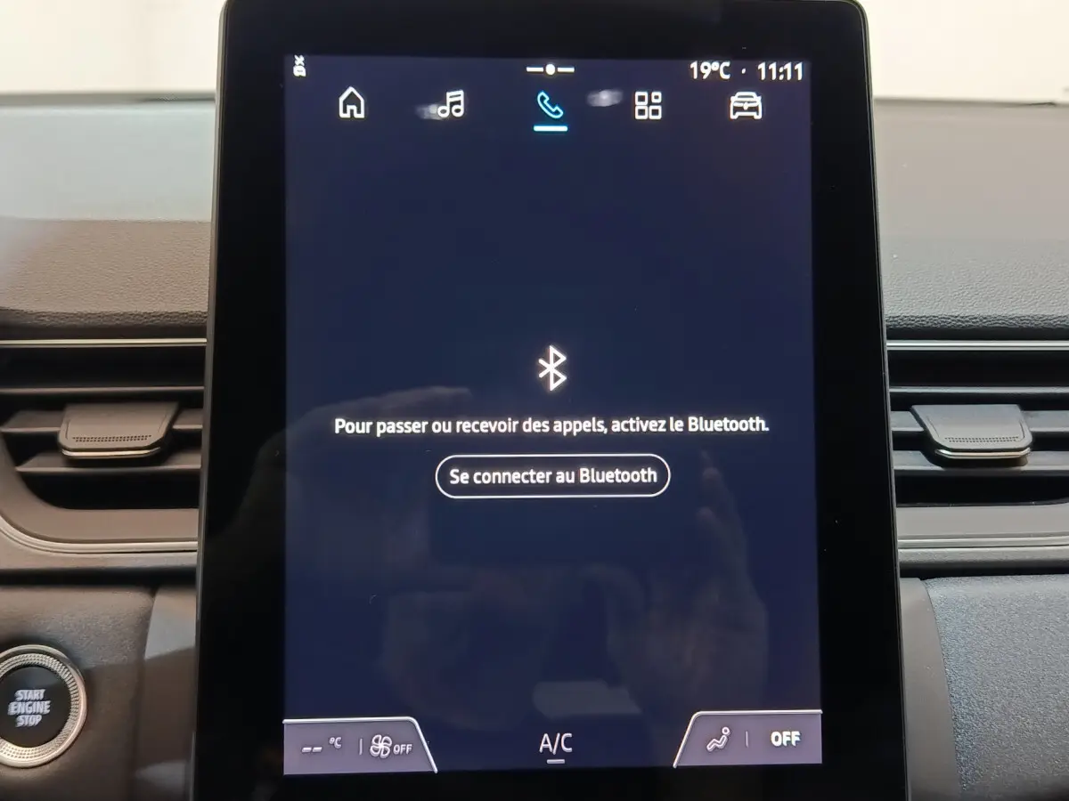 Écran tactile central du tableau de bord du Renault Captur blanc 2025 affichant la connexion Bluetooth inactive.