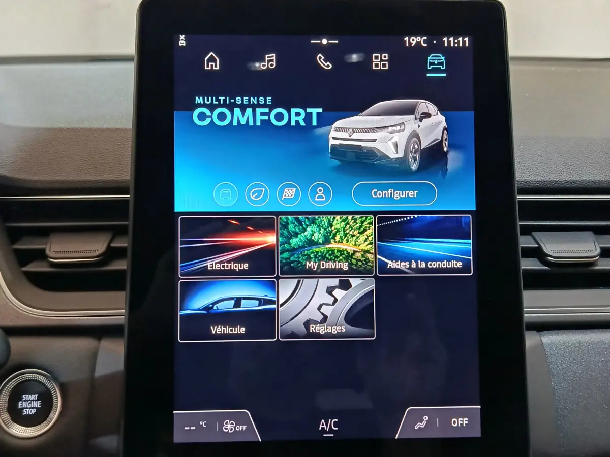 Écran tactile central affichant le mode Confort du Renault Captur blanc, tableau de bord intérieur moderne.