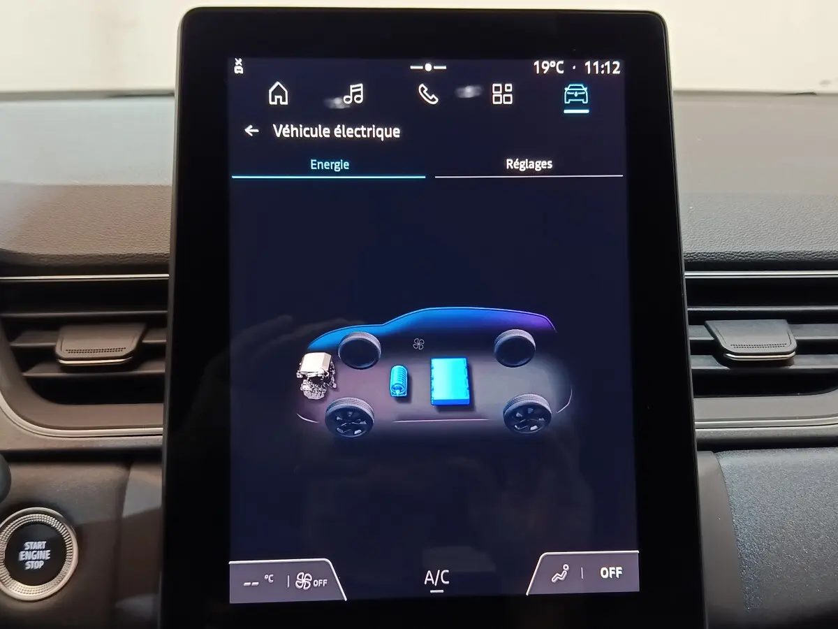 Écran tactile central du tableau de bord du Renault Captur blanc 2025 affichant l'énergie du véhicule hybride.