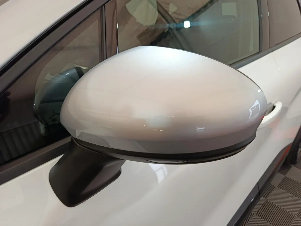 Rétroviseur côté gauche blanc du Renault Captur 2025 techno E-Tech full hybrid, avec clignotant intégré visible.