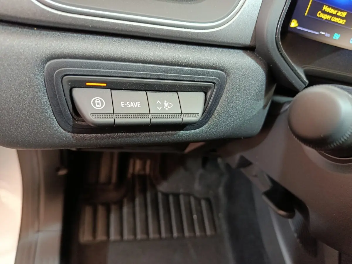 Gros plan sur les commandes sous le tableau de bord du Renault Captur blanc 2025, avec bouton E-SAVE activé.