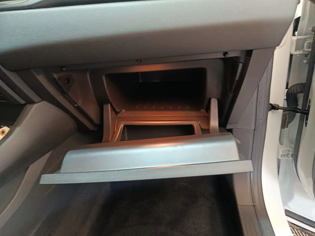 Gant de rangement ouvert côté passager dans l'habitacle blanc du Renault Captur techno E-Tech 2025.