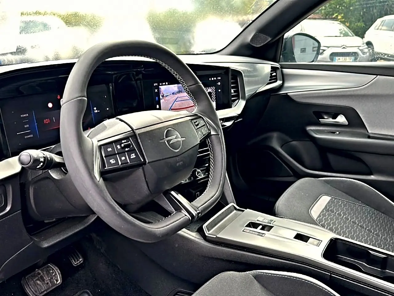Vue intérieure côté conducteur de l’Opel Mokka 2025 avec volant multifonction et écran tactile digital.