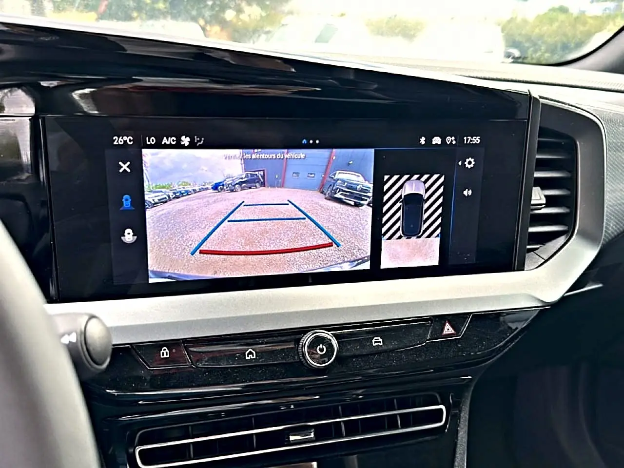 Vue du tableau de bord de l’Opel Mokka 2025 avec écran tactile affichant la caméra de recul et les commandes centrales.