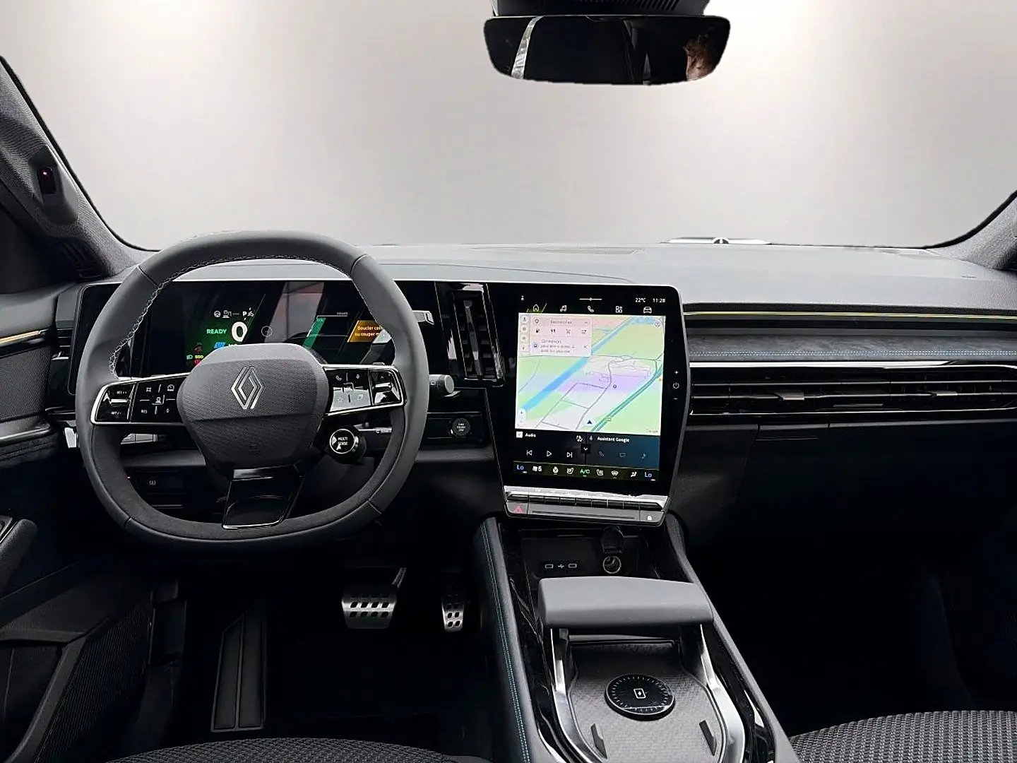 Vue intérieure avant du Renault Austral gris schiste, volant multifonction et grand écran tactile central avec navigation.