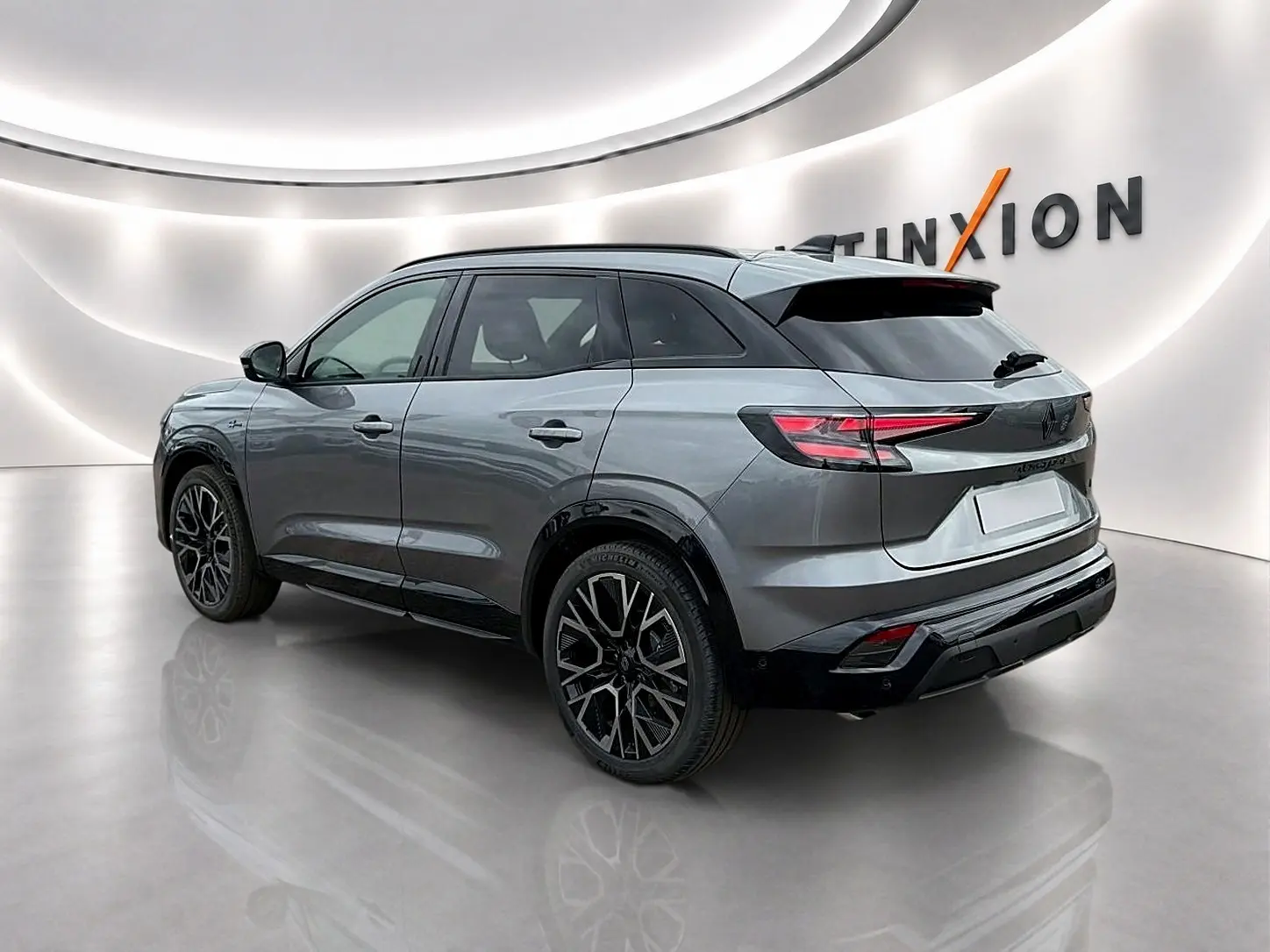 Renault Austral gris schiste en vue 3/4 arrière droit, avec jantes alu noires et feux arrière LED distinctifs.
