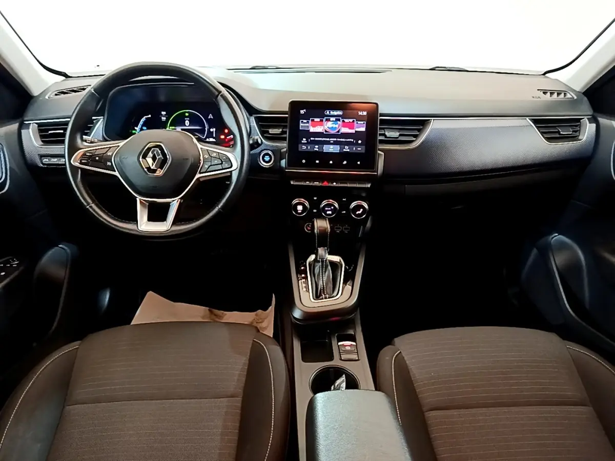 Intérieur de la Renault Arkana Business E-TECH 2022, tableau de bord noir avec écran tactile central et volant multifonctions.