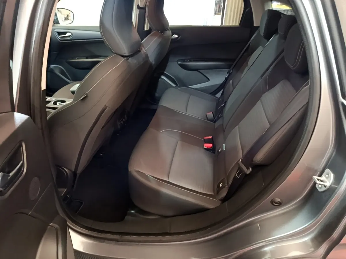 Vue intérieure côté droit sur la banquette arrière grise du Renault Arkana Business E-TECH 145 de 2022.