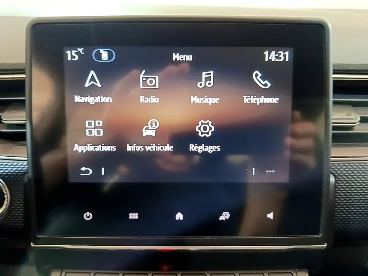 Écran tactile central du tableau de bord du Renault Arkana Business E-TECH 145 affichant le menu principal.