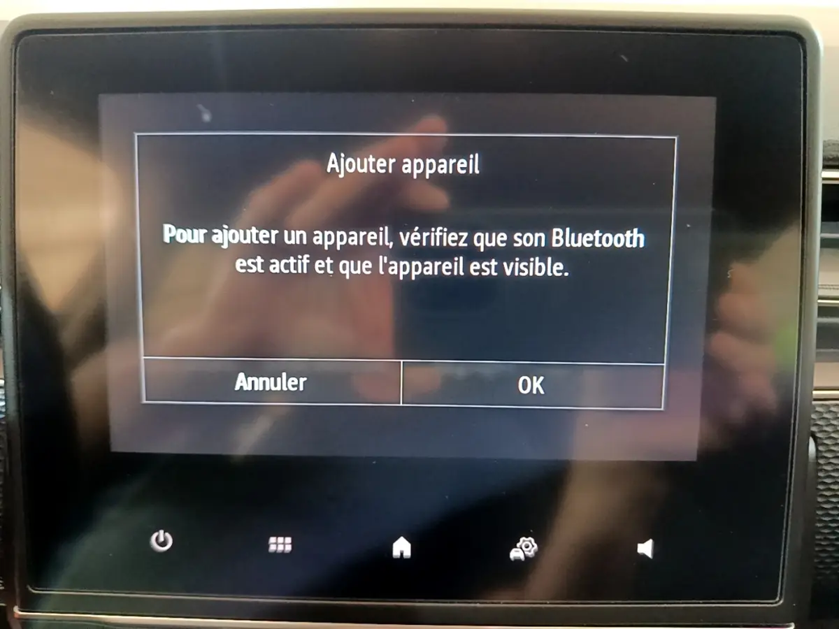 Écran tactile central du tableau de bord du Renault Arkana Business E-TECH 145 affichant une demande d'ajout Bluetooth.