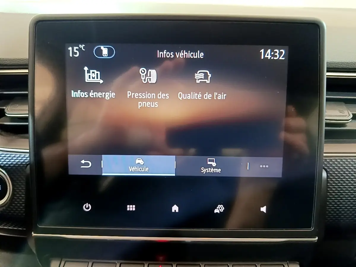 Écran tactile central du tableau de bord du Renault Arkana Business E-TECH 145 affichant les infos véhicule.