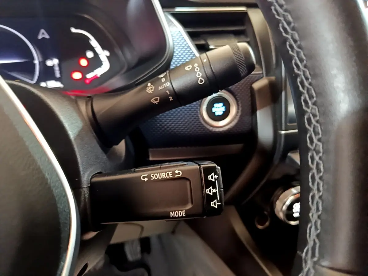 Gros plan sur la commande multifonctions côté gauche du volant cuir du Renault Arkana Business E-TECH gris foncé 2022.