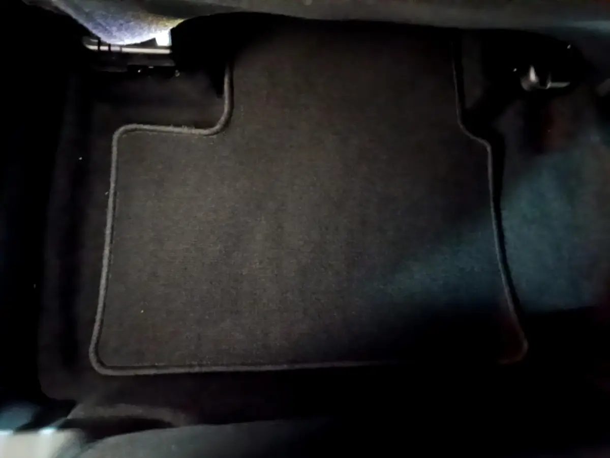 Tapis de sol noir côté conducteur du Renault Arkana Business E-TECH 145 2022, vue rapprochée intérieure.