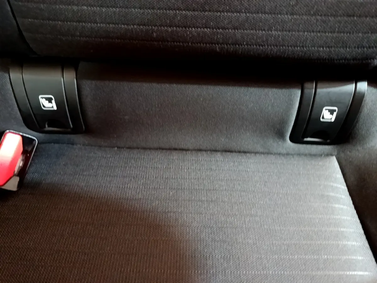 Gros plan sur la banquette arrière gris foncé du Renault Arkana Business E-TECH 145 avec attaches Isofix visibles.