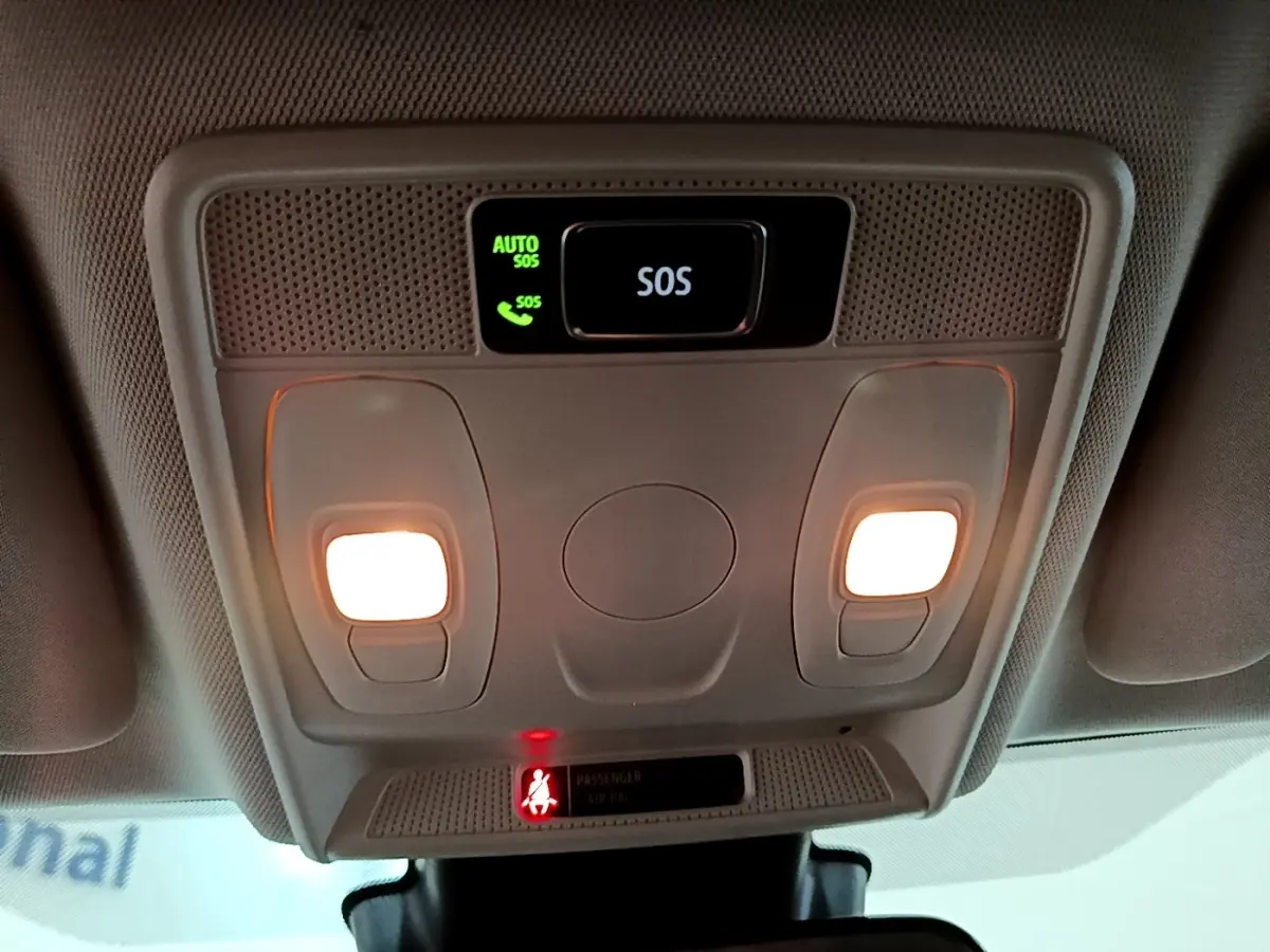 Vue en gros plan du plafonnier intérieur avec éclairage et bouton SOS du Renault Arkana Business E-TECH 145 gris foncé.