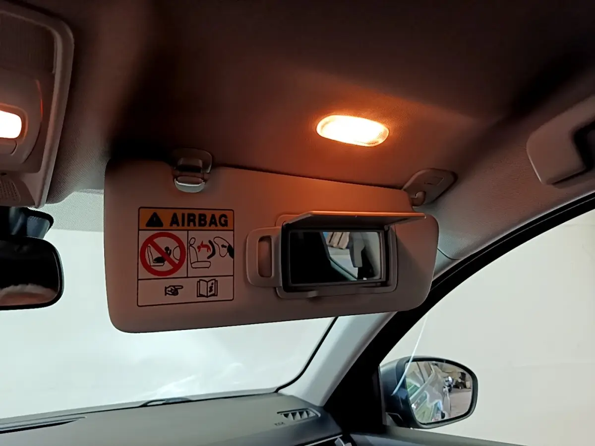 Miroir de courtoisie ouvert sur pare-soleil côté conducteur dans l'habitacle du Renault Arkana Business E-TECH gris foncé 2022.