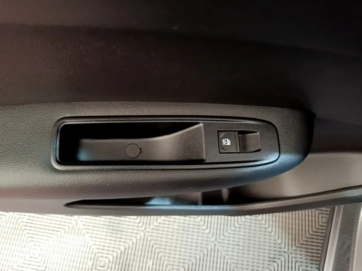 Poignée intérieure de porte noire avec bouton de verrouillage, détail du côté gauche d'une Renault Arkana Business E-TECH 2022.