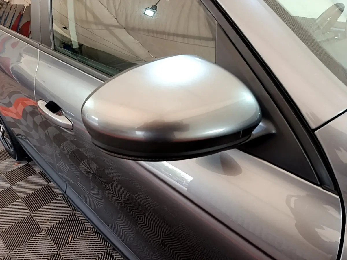 Gros plan sur le rétroviseur côté conducteur gris foncé du Renault Arkana Business E-TECH 145 de 2022.