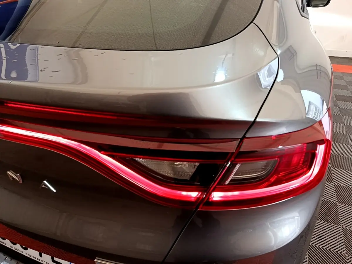 Gros plan sur le feu arrière droit rouge vif d'un Renault Arkana Business E-TECH 145 gris foncé 2022