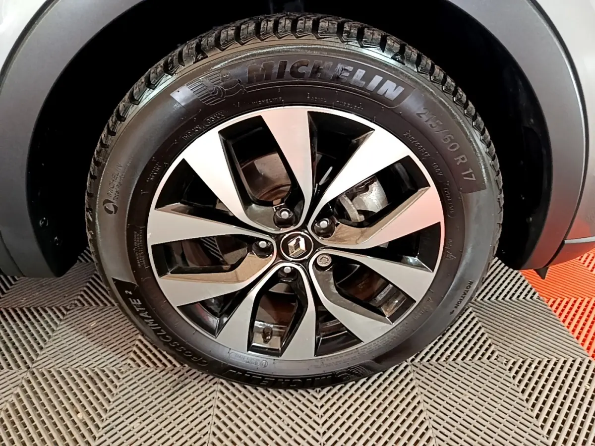 Gros plan sur la roue avant droite du Renault Arkana Business E-TECH 145 gris foncé avec jante alliage et pneu Michelin.