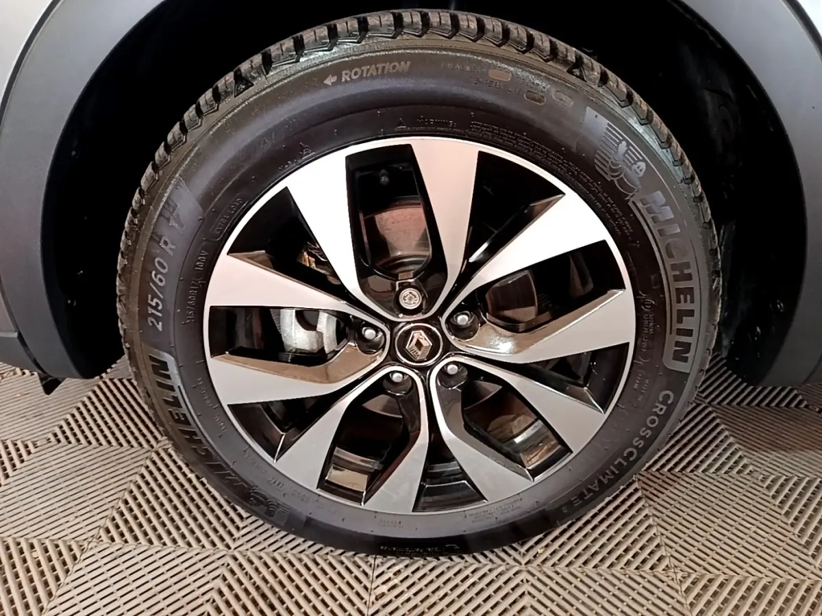 Gros plan sur la jante alliage bicolore avec logo Renault, montée sur un pneu Michelin CrossClimate.