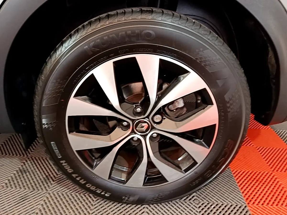 Gros plan sur la jante alliage bicolore et pneu Kumho du Renault Arkana Business E-TECH gris foncé.