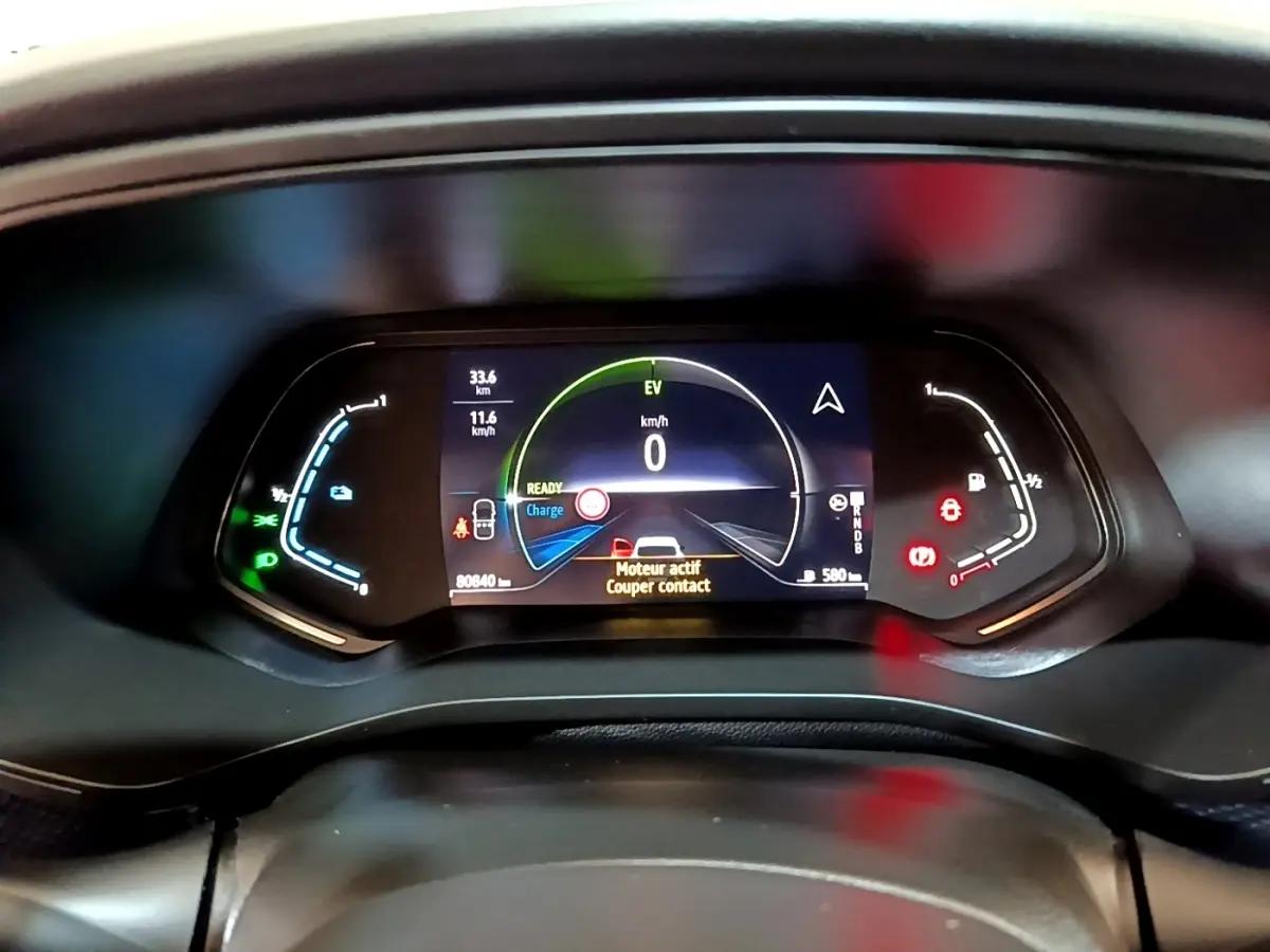 Combiné d'instruments numérique du Renault Arkana Business E-TECH 145 affichant la vitesse et alertes moteur.