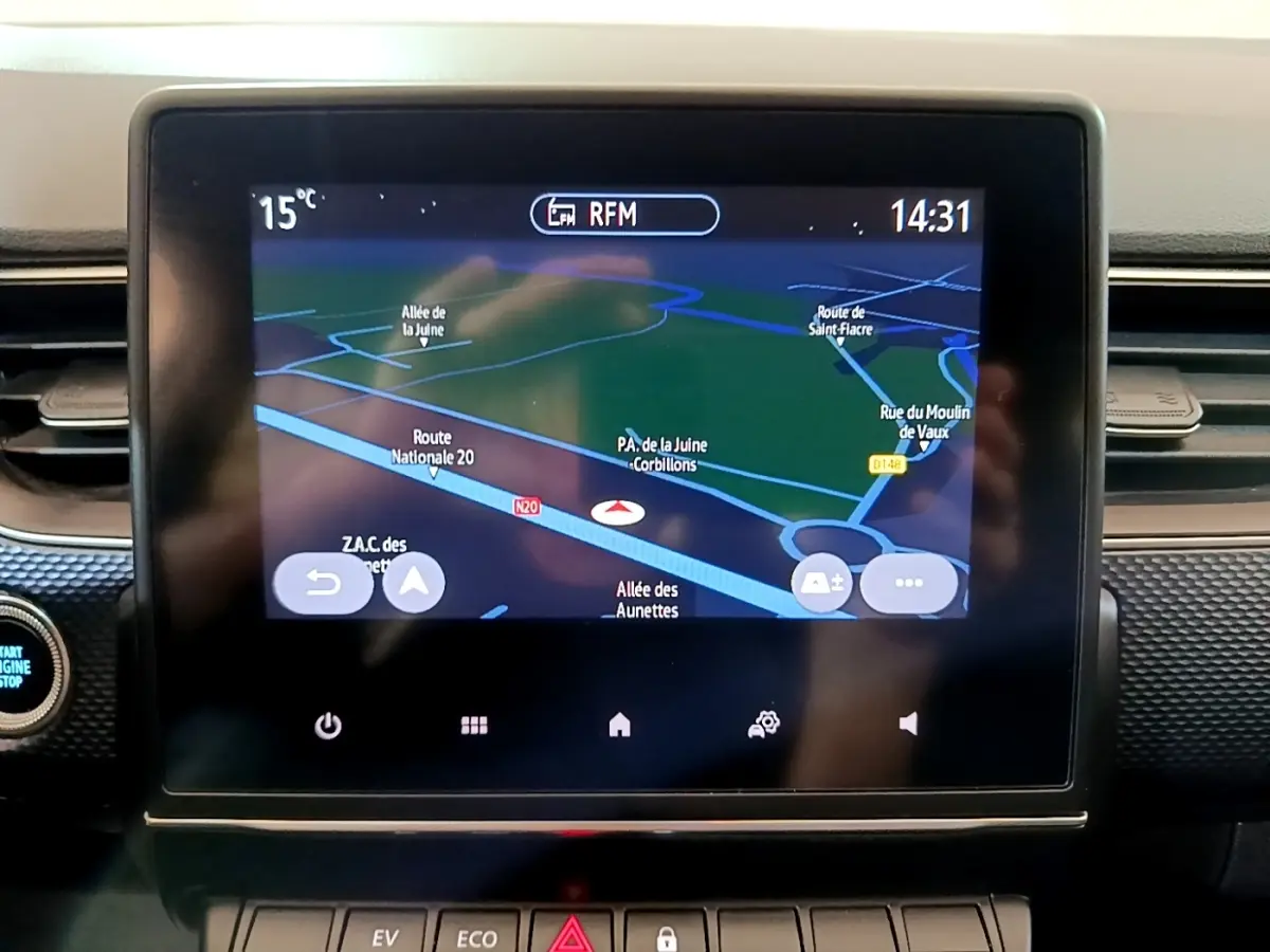 Écran tactile central affichant la navigation GPS dans l'habitacle du Renault Arkana Business E-TECH 145 gris foncé 2022.