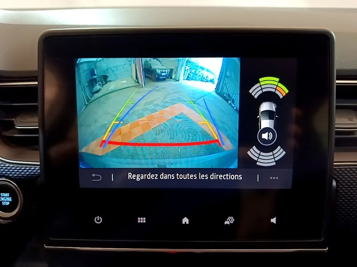 Écran tactile central du Renault Arkana Business E-TECH 145 montrant la caméra de recul avec guidage coloré et alertes de proximité.