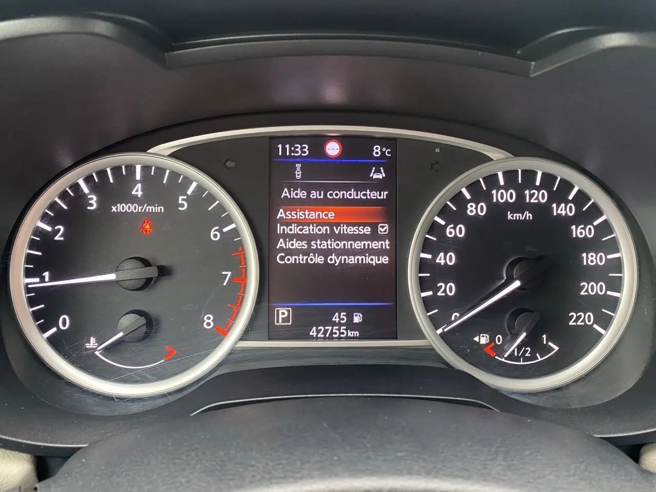 Tableau de bord de Nissan Micra 2022, affichage digital central avec aide au conducteur, compte-tours et vitesse en km/h.