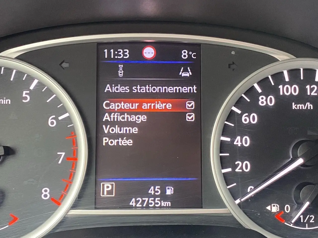 Tableau de bord de Nissan Micra 2022 affichant les aides au stationnement et le compteur kilométrique à 42 755 km.