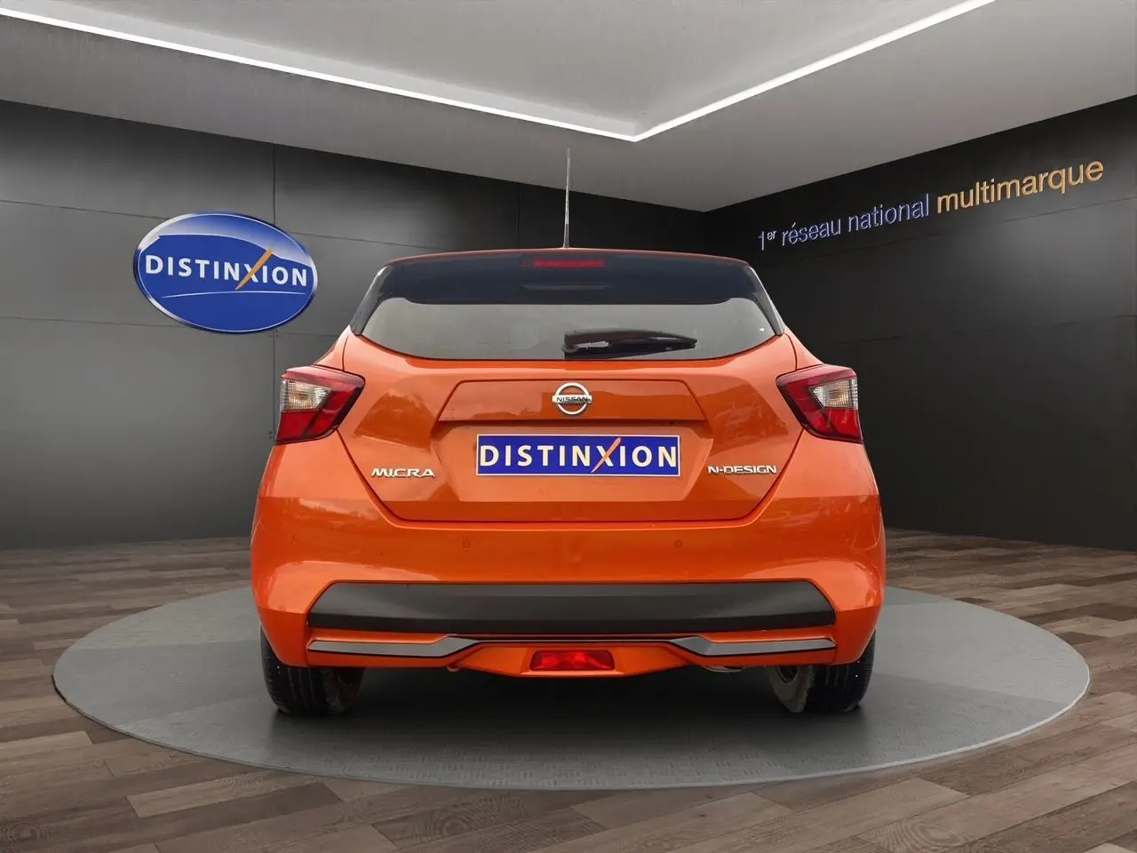 Vue arrière d'une Nissan Micra 2022 orange Energy avec finition N-Design et feux arrière LED distinctifs.