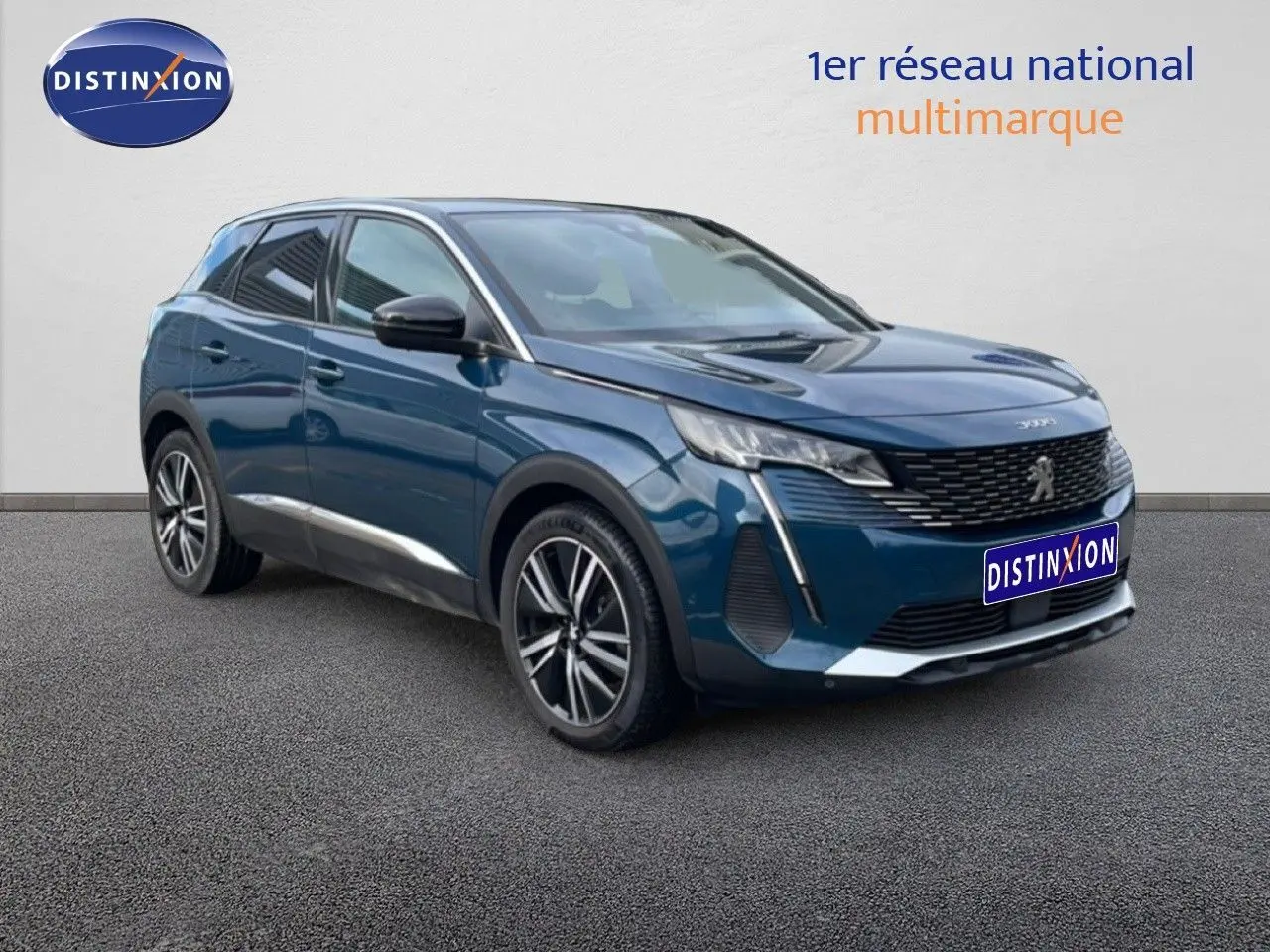 Peugeot 3008 hybride rechargeable bleu Célèbes métal en 3/4 avant droit sur fond neutre avec jantes alliage.