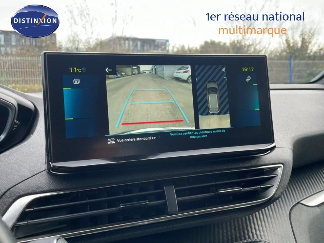 Vue intérieure centrée sur l'écran tactile affichant la caméra de recul du Peugeot 3008 bleu Celebes métal de 2024.