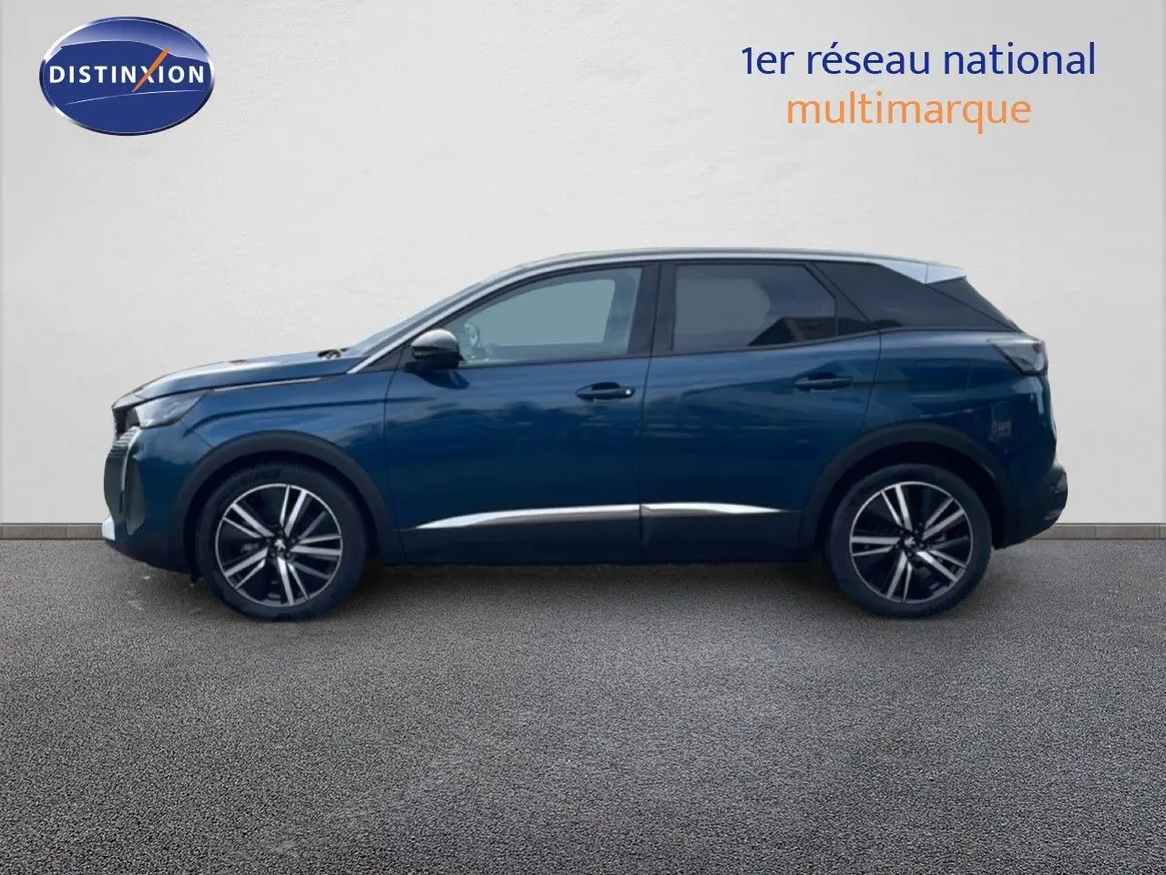 Peugeot 3008 hybride rechargeable bleu Célèbes métal en profil droit, avec jantes alliage bicolores et toit noir.
