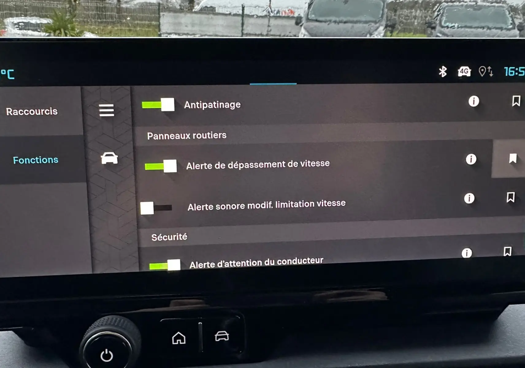 Écran tactile intérieur du Citroën Berlingo 2025 affichant les options de sécurité et d’alerte conducteur.