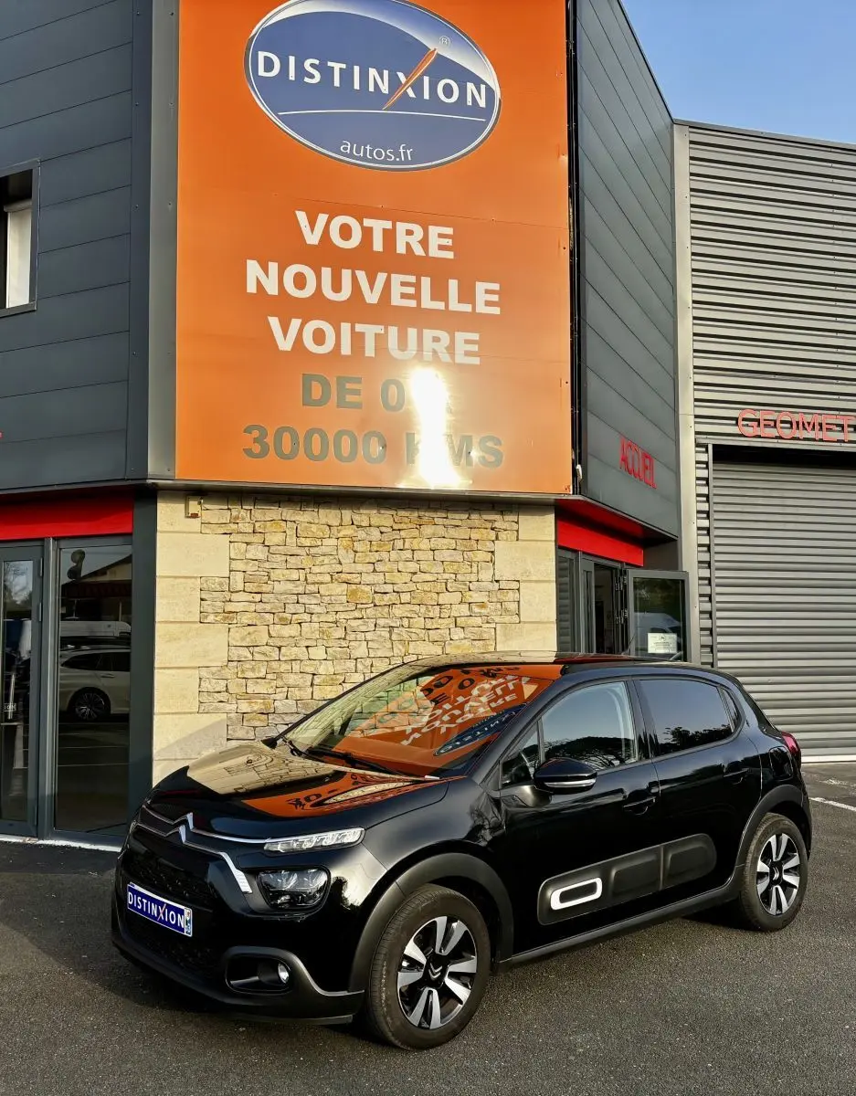 Citroën C3 noire vue en 3/4 avant droit, avec ses phares LED et protections latérales blanches distinctives.