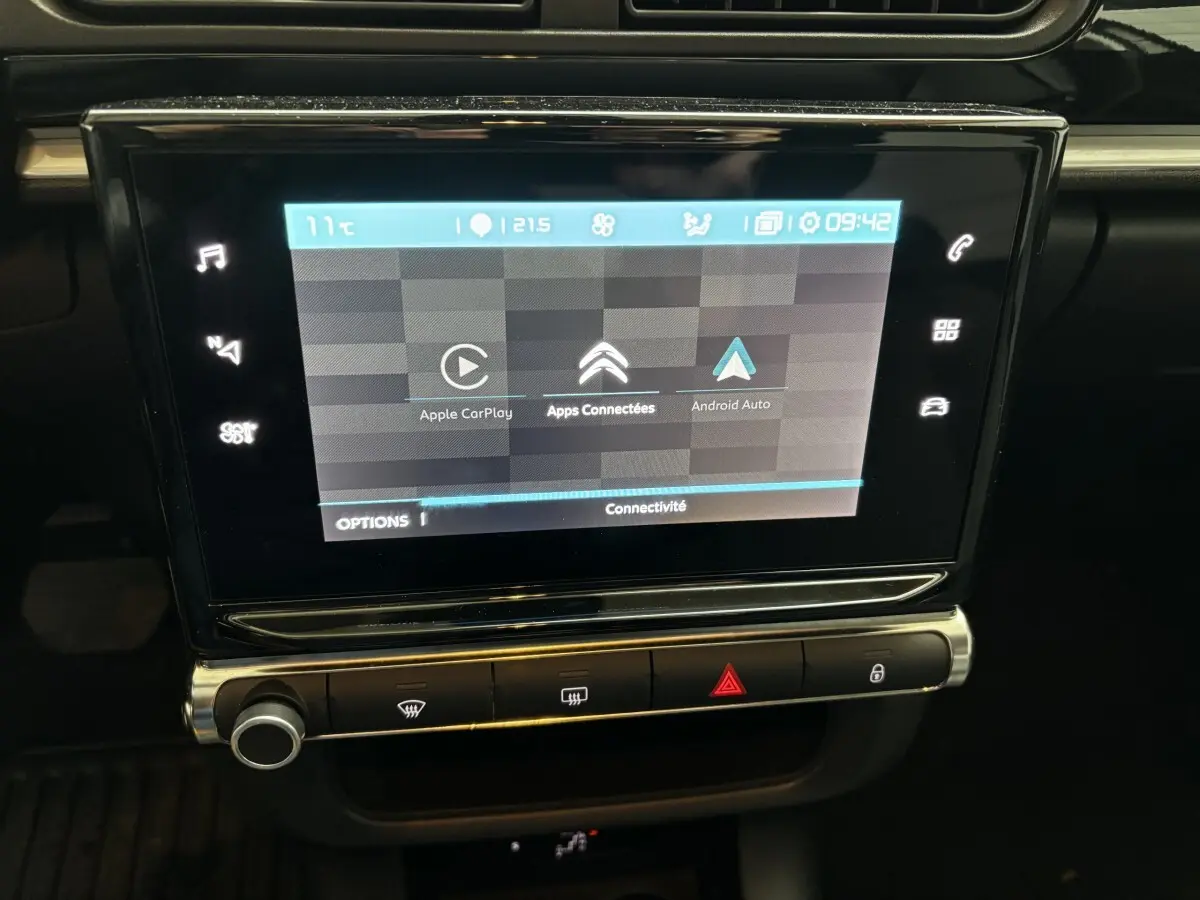Écran tactile central 7 pouces de la Citroën C3 noire 2024 affichant Apple CarPlay et Android Auto.