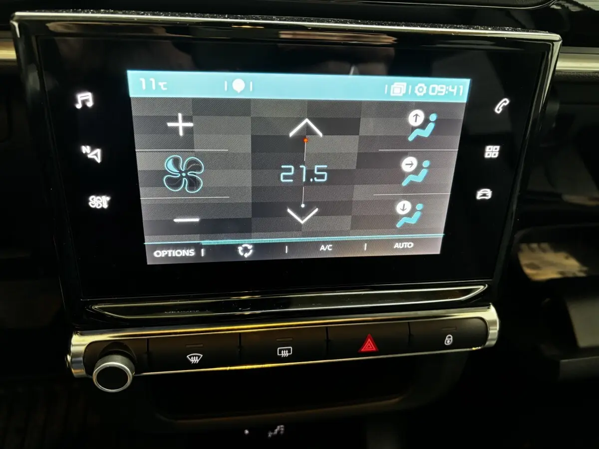 Écran tactile central de la Citroën C3 PureTech 110 Shine 2024 affichant la climatisation à 27,5°C, intérieur noir.