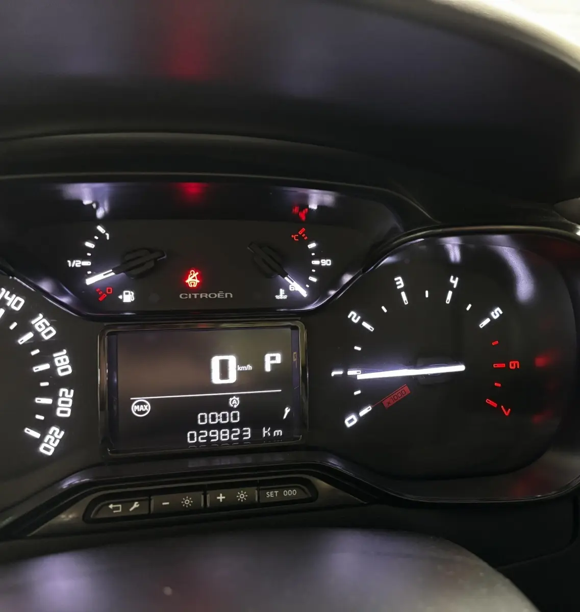 Tableau de bord éclairé de la Citroën C3 2024, affichage numérique central et compte-tours analogique à droite.