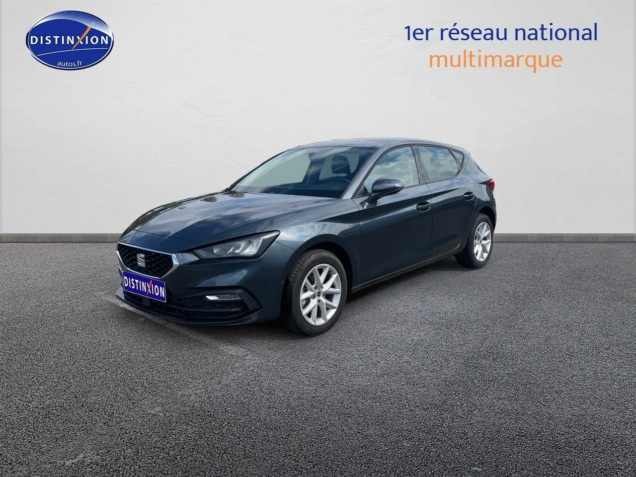 SEAT Leon IV gris magnétique métal vue 3/4 avant droit, mettant en valeur ses lignes modernes et ses jantes argentées.