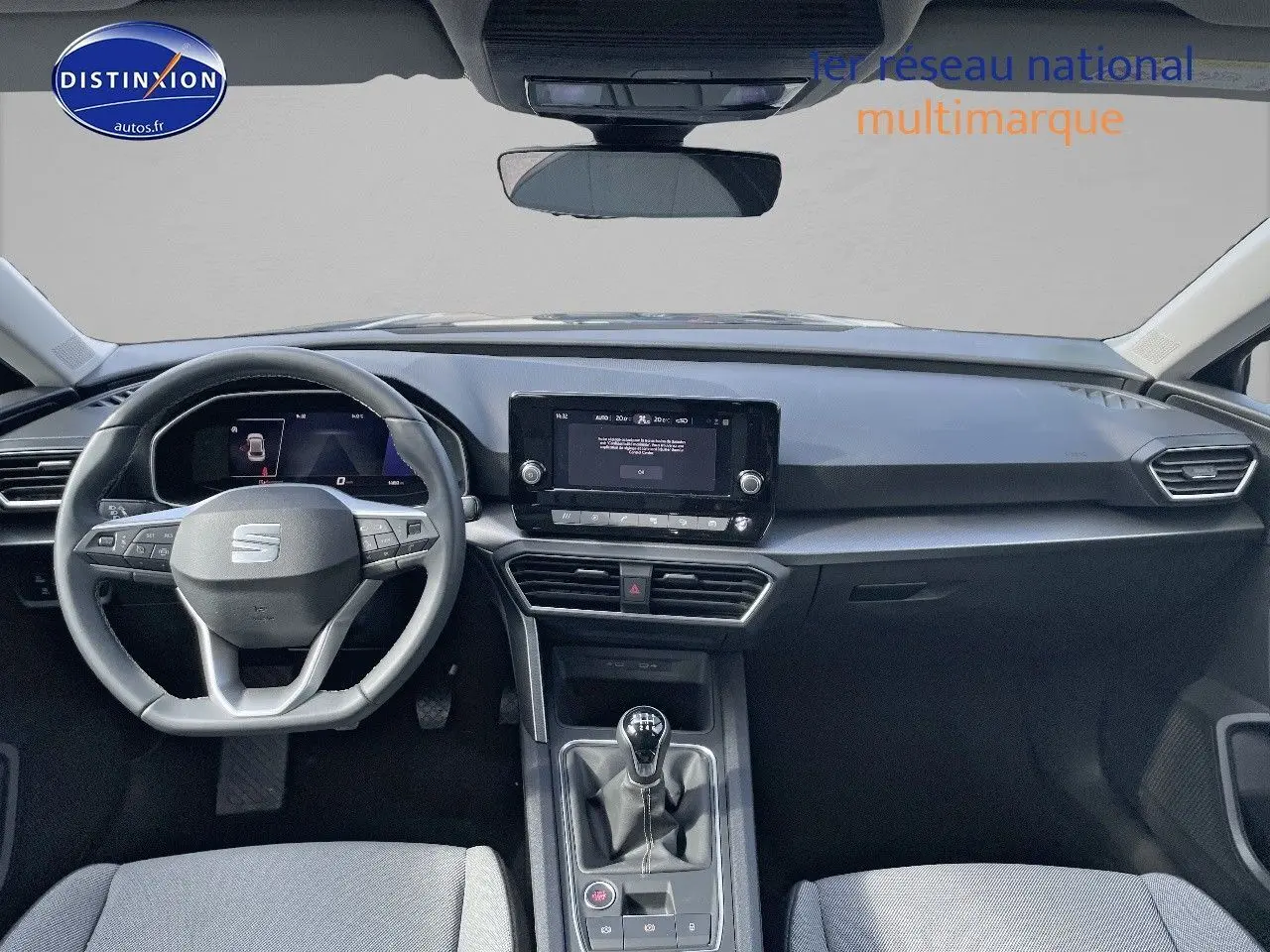 Tableau de bord et volant du SEAT Leon IV 1.5 TSI 130CH Style Pack 2024, intérieur gris avec écran tactile central.