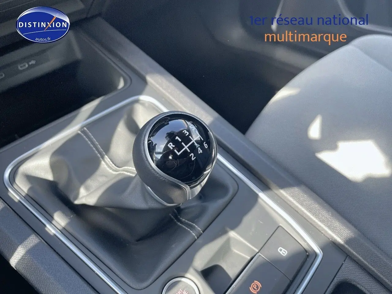 Gros plan sur le levier de vitesses manuel noir dans l'habitacle d'une SEAT LEON IV gris magnétique 2024.